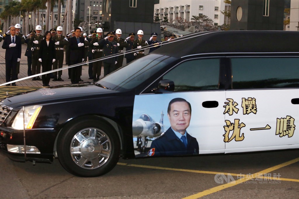 總統蔡英文(前左2)13日在國防部長嚴德發(前左3)、國安會秘書長李大維(前左)陪同下,於國防部外帶領官兵同仁向黑鷹殉職將士告別,場面肅穆。中央社記者郭日曉攝 109年1月13日