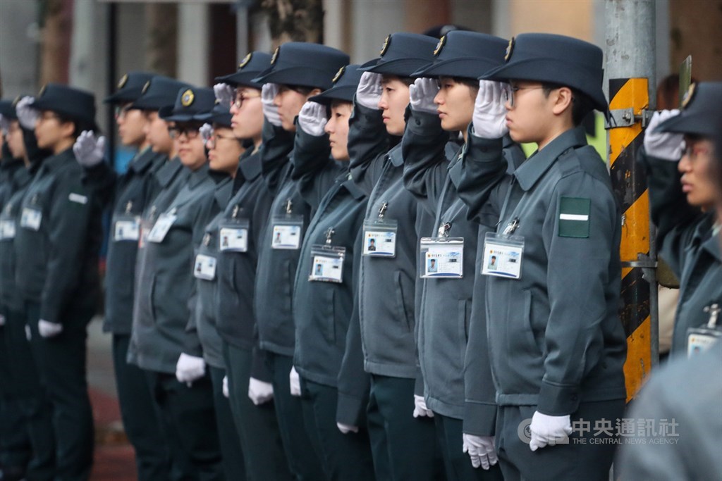 參謀總長沈一鳴上將等8名黑鷹殉職將士移柩車隊13日下午從三總出發前往空軍松指部,國軍官兵在三總外列隊敬禮,願眾將士一路好走。中央社記者裴禛攝 109年1月13日