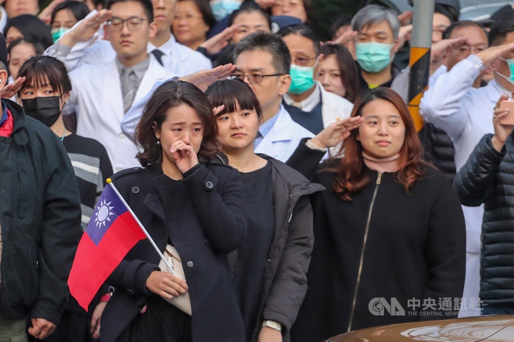 參謀總長沈一鳴等8名將士在黑鷹事故中殉職,移柩車隊13日下午在憲兵前導下從三總出發前往空軍松指部,大批民眾在三總外向殉職將士致敬,神情悲傷。中央社記者裴禛攝 109年1月13日