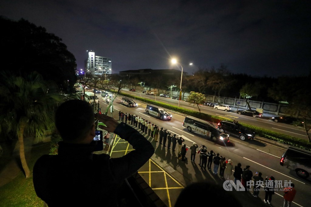 參謀總長沈一鳴等8名國軍將士在黑鷹事故中殉職,移柩車隊13日晚間快抵達空軍松指部時,周邊民眾、國軍官兵紛紛向行經車隊敬禮致意,表達哀悼與追思。中央社記者裴禛攝 109年1月13日