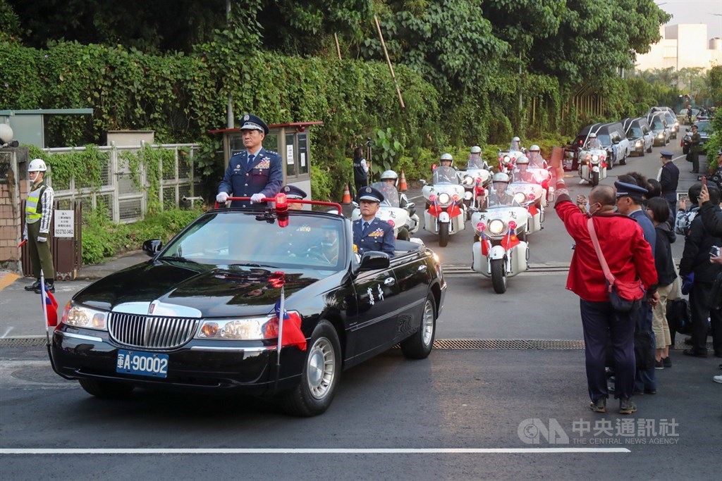 參謀總長沈一鳴上將等8名將士在黑鷹直升機失事事故中不幸殉職,移柩車隊13日下午5時許,在憲兵前導下從三總懷德廳出發,最後抵達空軍松指部。中央社記者裴禛攝 109年1月13日