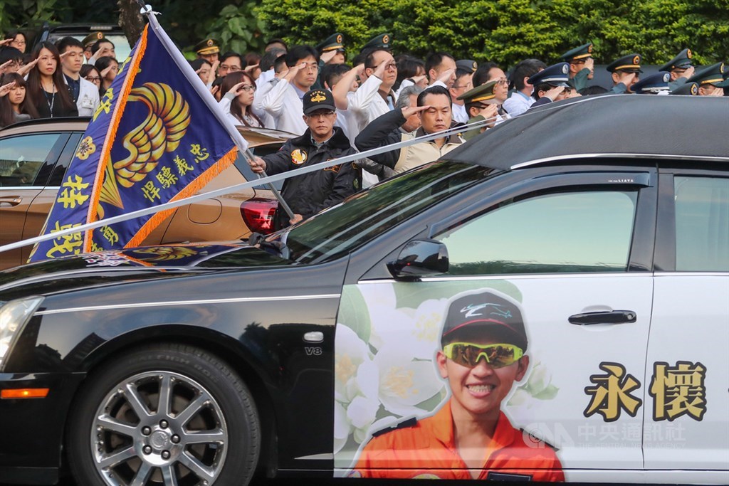 國防部為表彰並追思8名黑鷹殉職將士,13日下午進行移柩,移柩車隊自三軍總醫院懷德廳出發,採「慢速引導」,大批民眾、醫護與軍官在三總出口列隊致敬。中央社記者裴禛攝 109年1月13日