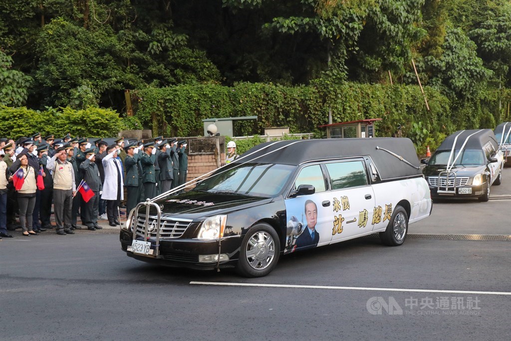 黑鷹直升機失事造成參謀總長沈一鳴上將等8人殉職,移柩車隊13日下午從三總出發,大批民眾醫護拿著國旗向殉職將士致敬。中央社記者裴禛攝 109年1月13日
