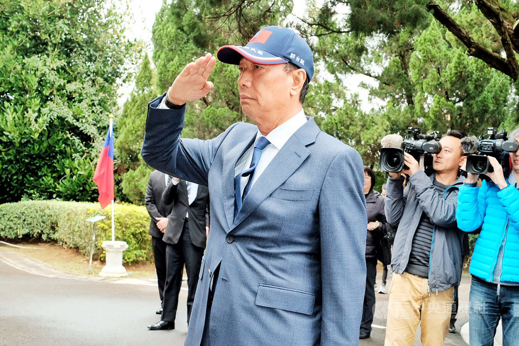 鴻海創辦人郭台銘(前)13日赴桃園大溪陵寢謁陵,他受訪時表示,自己非國民黨員,也不是以國民黨員身分來謁陵,而國民黨主席是國民黨的家務事,跟他無關。中央社記者吳睿騏桃園攝 109年1月13日