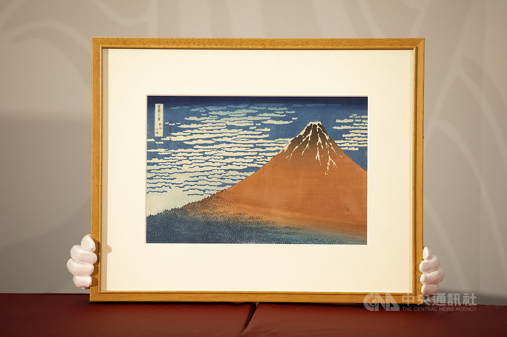 「江戶風華—5大浮世繪師展」將在台北展出知名日繪師東洲齋寫樂、葛飾北齋、歌川廣重及歌川國芳等人作品,13日搶先公開葛飾北齋作品「富嶽三十六景—凱風快晴」,這幅作品也有「赤富士」稱號。(時藝多媒體提供)中央社記者鄭景雯傳真 109年1月13日