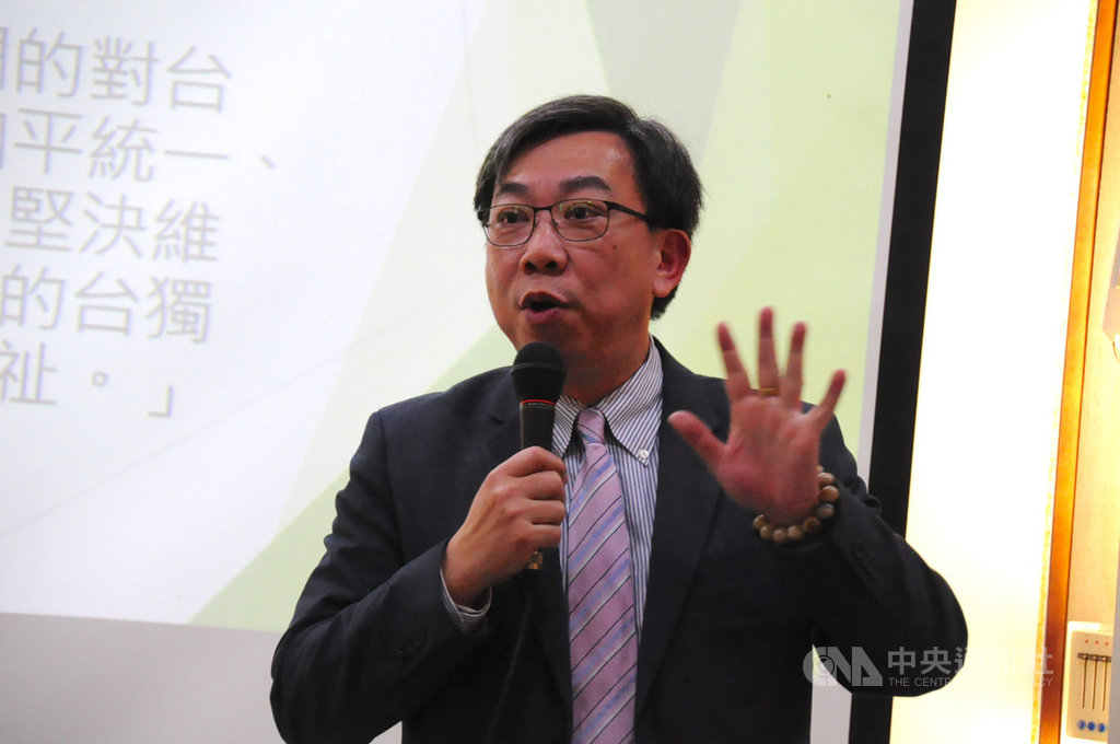 國立政治大學財政學系教授黃智聰則指出,過去4年,兩岸的貿易依存度始終在30%以上,呈現「政冷經熱」態勢。中央社記者沈朋達攝 109年1月13日