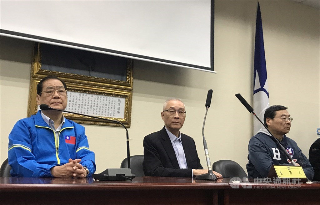國民黨敗選,黨主席吳敦義(中)11日晚間出面舉行記者會,宣布將率黨內一級主管辭職,以示負責。中央社記者徐肇昌攝 109年1月11日