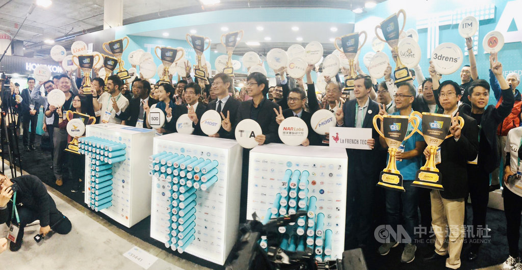 今年美國消費電子展(CES)7日至10日在拉斯維加斯舉行,13家台灣科技新創公司獲得創新獎。圖攝於8日得獎會場。(駐舊金山台北經文處科技組提供)中央社記者周世惠舊金山傳真 109年1月13日