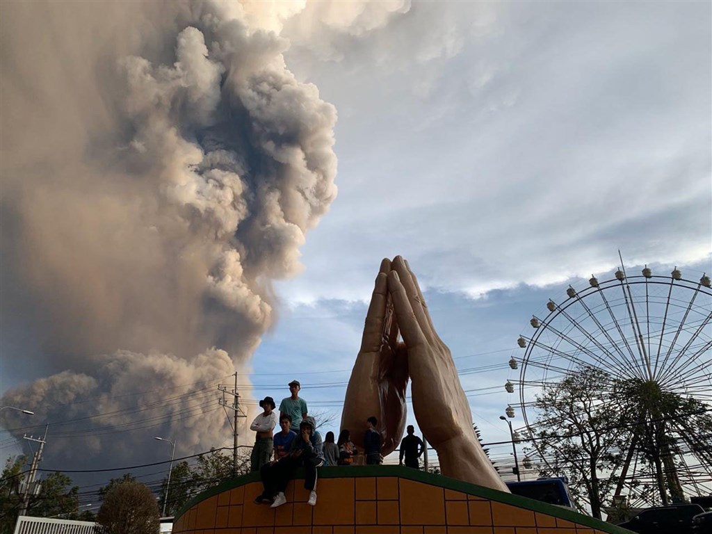 14日菲律賓塔爾火山持續噴出熔岩、火山灰和蒸汽且不斷出現地震活動,約3萬人逃離受火山灰籠罩的村莊。(美聯社)