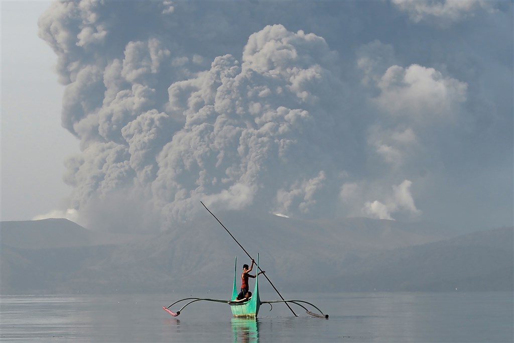 14日菲律賓塔爾火山噴發進入第3天,外媒報導,目前約有3萬名居民待在避難所。(法新社提供)