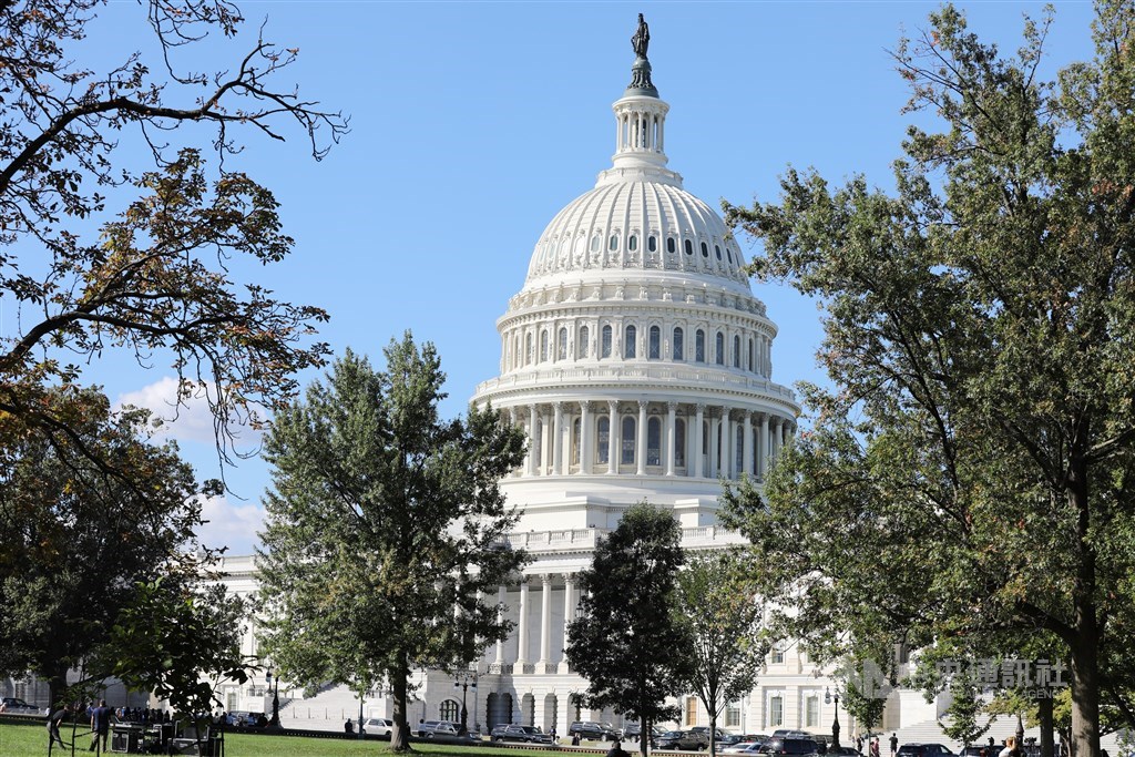 眾議院議長裴洛西表示,總統川普的彈劾文最快有可能本週送交參院。圖為美國國會大廈。(中央社檔案照片)