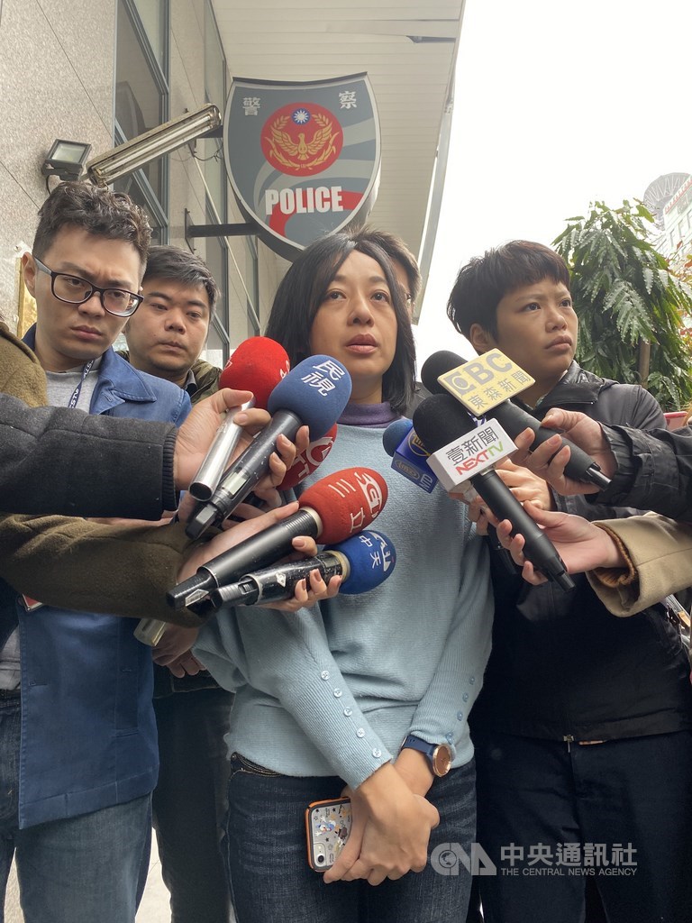 針對網友的恐嚇、不當言論,時代力量不分區立委當選人、小燈泡媽媽王婉諭(中)13日在律師陪同下前往警局報案。王婉諭表示,希望透過法律途徑讓大家知道要為自己的言論負責。中央社記者黃麗芸攝 109年1月13日