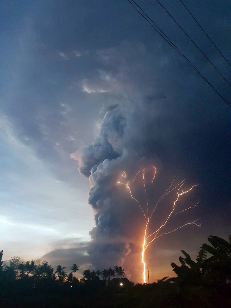 位於菲律賓呂宋島中南部八打雁省的塔爾火山12日下午蒸汽噴發1公里高的羽流,當局已升高警戒層級到第3級,意味「可能發生火山爆發」。(旅菲華僑李采樺提供)中央社記者陳妍君傳真 109年1月12日