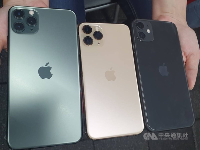 蘋果公司為了刺激換機需求,近幾年都推出iPhone舊換新優惠。圖為iPhone 11系列。(中央社檔案照片)