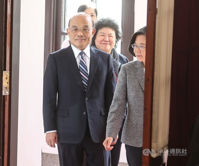 總統蔡英文(前右)13日中午約見行政院長蘇貞昌(前左)已正式表達,希望蘇貞昌能繼續領導行政團隊。(中央社檔案照片)
