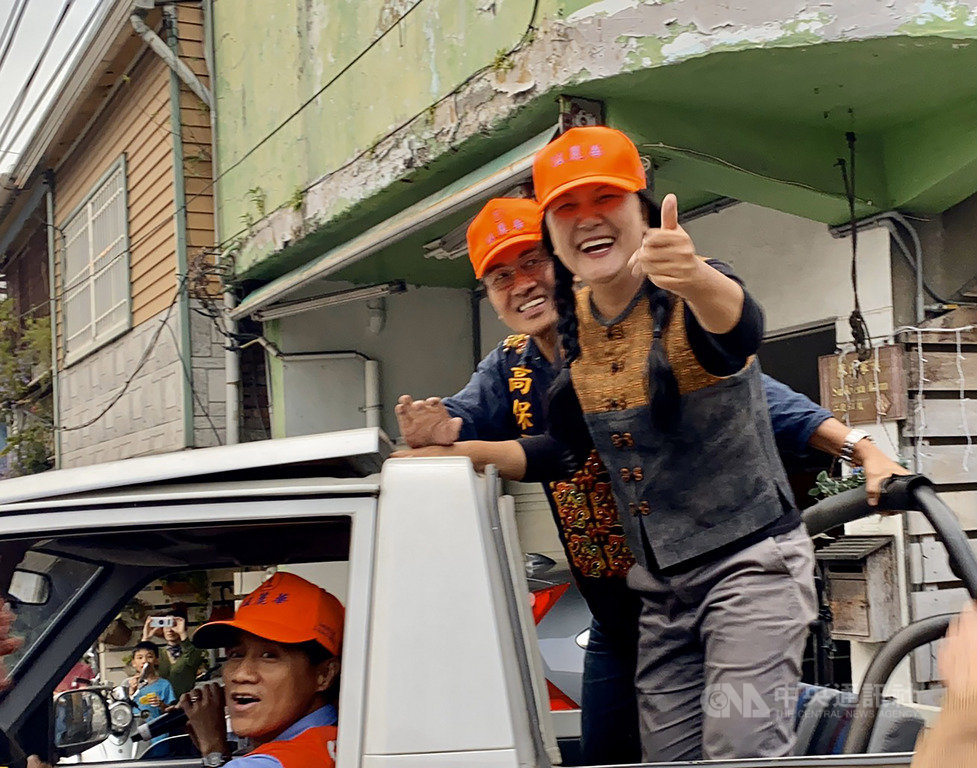 民進黨有史以來第一席山地原住民立委伍麗華(前右),從12日起展開全台謝票行程,從自己的家鄉高屏地區原鄉開始,再往東部、北部到西岸。中央社記者郭芷瑄攝 109年1月13日