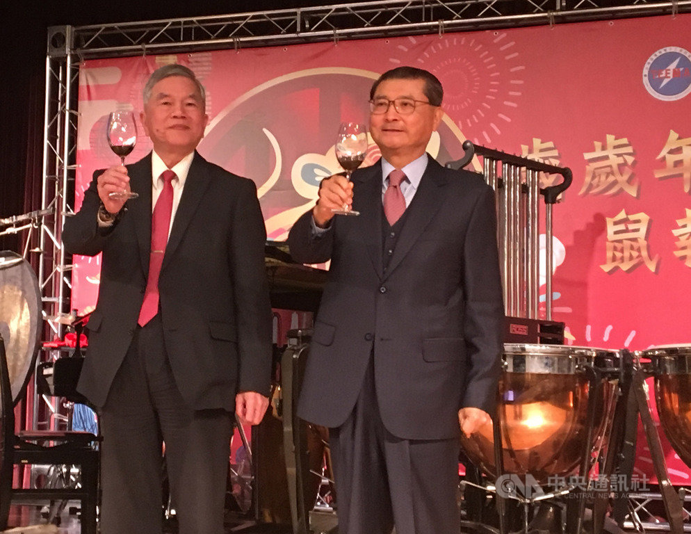 電電公會13日舉行歲末感恩聯誼會,電電公會理事長李詩欽(右)、經濟部長沈榮津(左)均出席活動。李詩欽談及今年景氣展望時說,美中貿易戰傳出好消息,今年經濟情勢「比較樂觀」。中央社記者蔡芃敏攝 109年1月13日