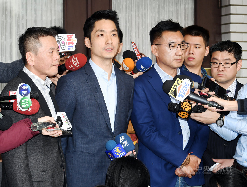 國民黨立委林為洲(前左起)及已宣布辭去中常委一職的立委蔣萬安、江啟臣及台北市議員徐弘庭,14日在立法院議場門外向媒體談話,表達檢討改革已經刻不容緩。中央社記者施宗暉攝 109年1月14日