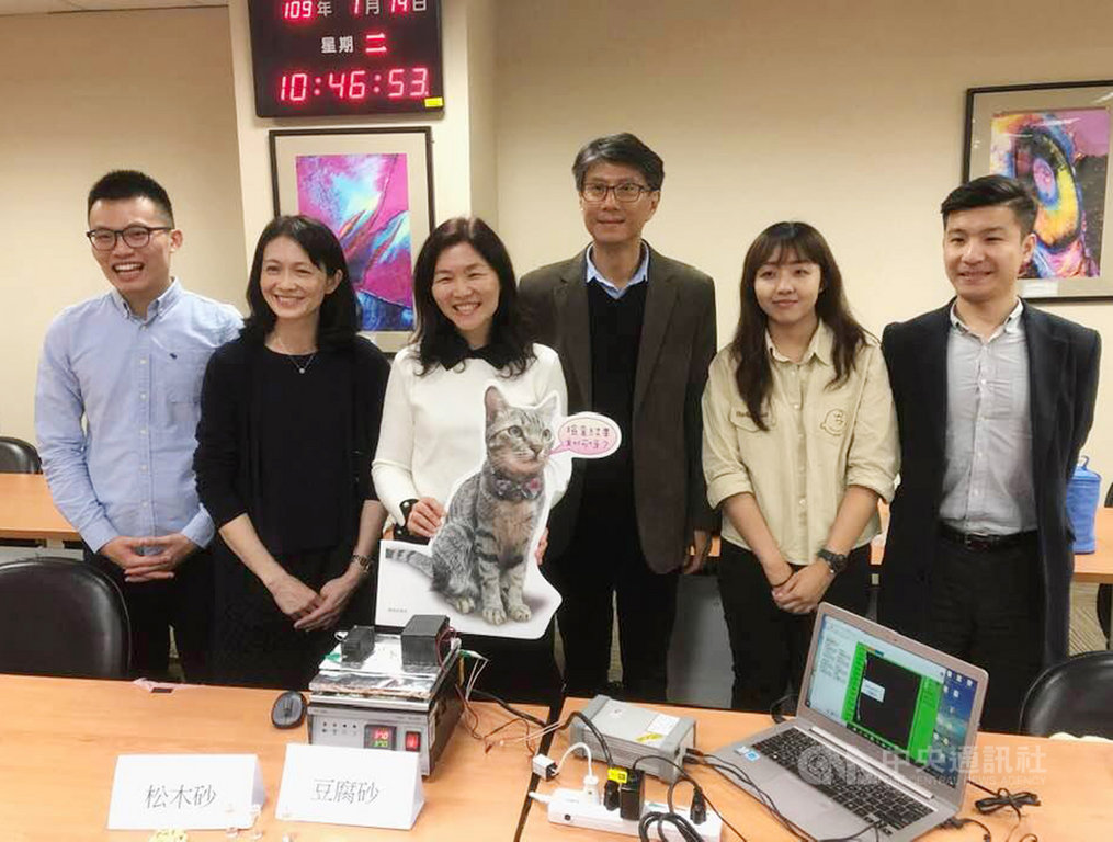 交通大學光電工程學系教授冉曉雯(左3)是資深貓奴,發現許多飼主跟自己一樣,面臨無法掌握愛貓腎臟病情況的困擾,於是發揮專長研發尿液檢測系統,技術獨步全球,可望造福不少貓奴。中央社記者吳柏緯攝 109年1月14日