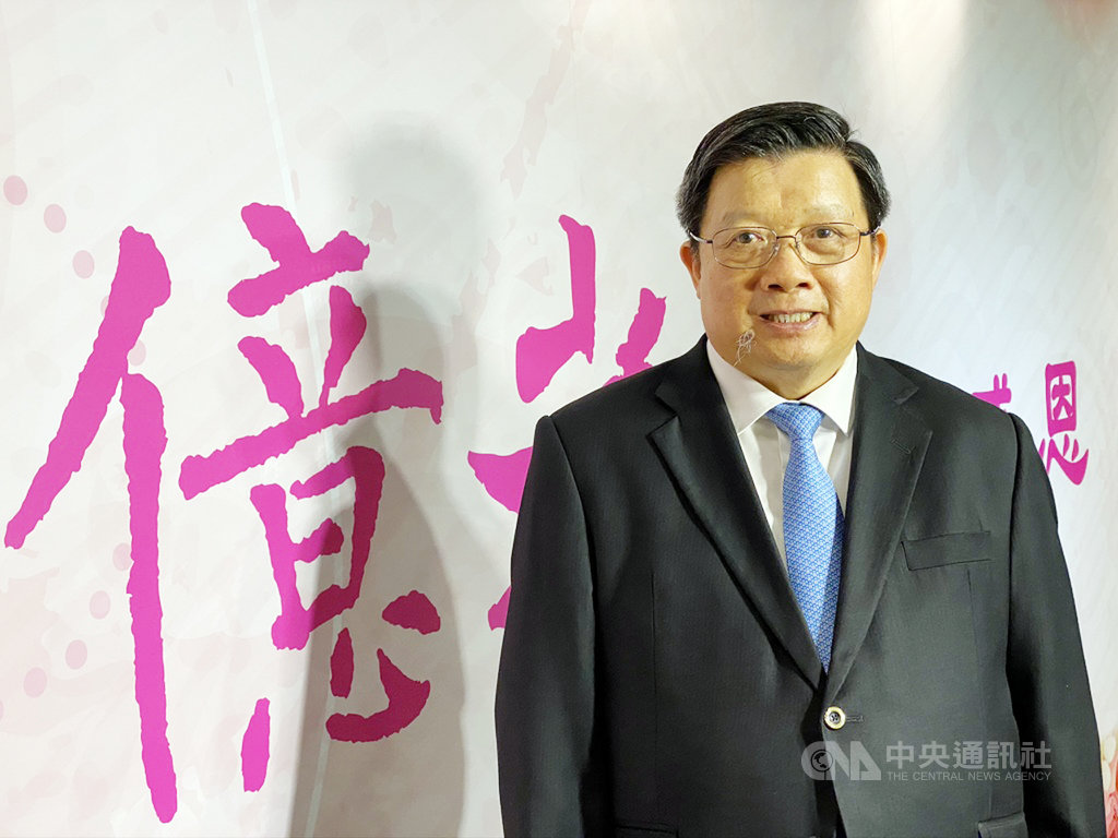 LED封裝廠億光董事長葉寅夫14日表示,很多LED廠都想轉型,億光轉型逐漸脫離以照明為主的領域,把重心轉向汽車、不可見光、電源管理、物聯網等應用及手機感測元件。中央社記者吳家豪攝 109年1月14日