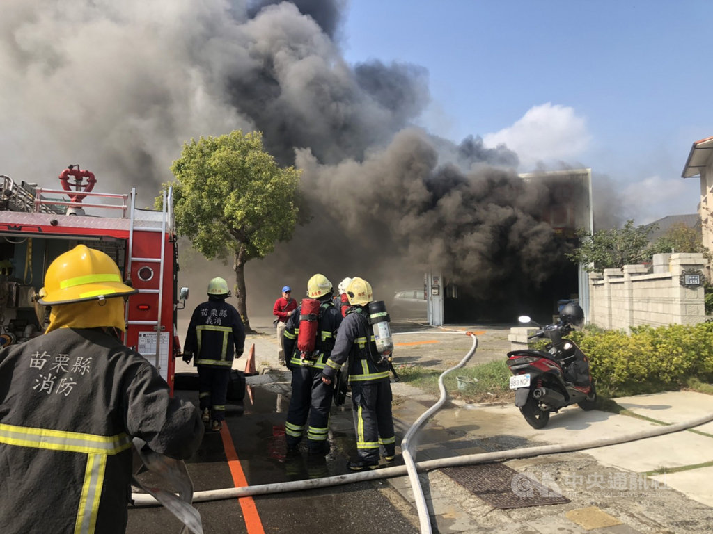 苗栗市國華路一家汽車鈑金廠14日發生火警,因廠房內堆放許多易燃物質,火勢一發不可收拾,消防人員前往灌救。中央社記者管瑞平攝 109年1月14日