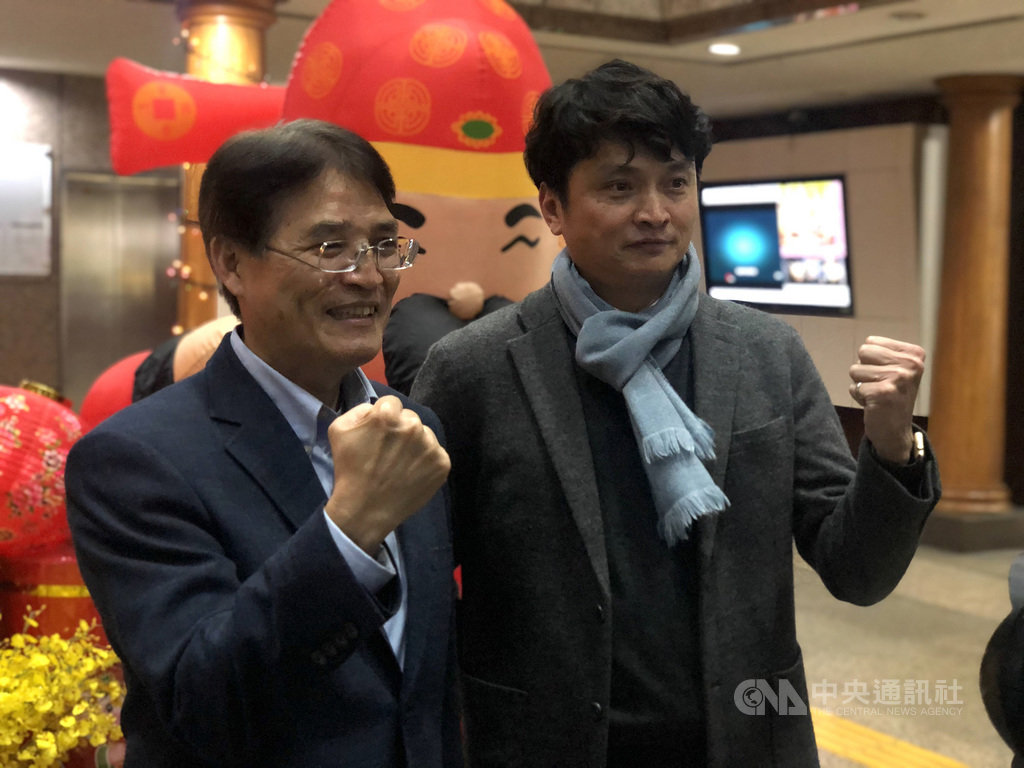 2020東京奧運中華成棒隊14日舉行選訓會議,沒有公布教練團名單,中職秘書長馮勝賢(右)表示,會中選訓委員還是希望由洪一中帶領中華隊,這兩天跟富邦球團和洪一中確認後才會定案,目標農曆年前確定。中央社記者謝靜雯攝 109年1月14日