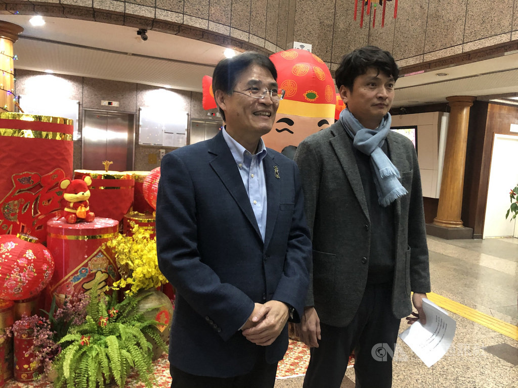 2020東京奧運中華成棒隊14日舉行選訓會議,中職秘書長馮勝賢(右)表示,規劃將沒有合約的旅外球員、業餘好手集中訓練,讓教練團就近觀察。中央社記者謝靜雯攝 109年1月14日