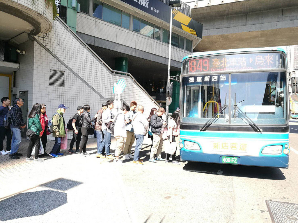 農曆春節將至,新北市政府交通局14日發布新聞稿指出,春節假期跳蛙公車全面暫停行駛,各路線公車調整為例假日發車班次,詳情可上交通局網站查詢。(新北市交通局提供) 中央社記者葉臻傳真 109年1月14日