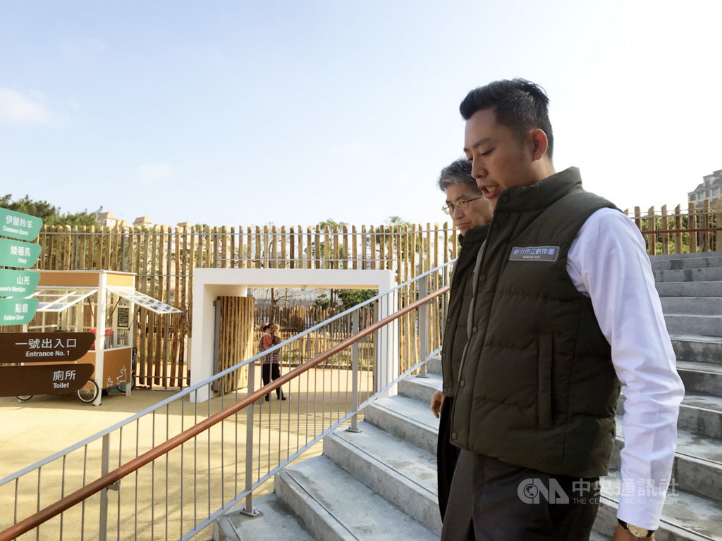 新竹市長林智堅(前)14日視察新竹市立動物園時,被問到任期結束後,是否將角逐台北市長,林智堅表示,現在最重要的就是將新竹市政做好。中央社記者郭宣彣攝 109年1月14日