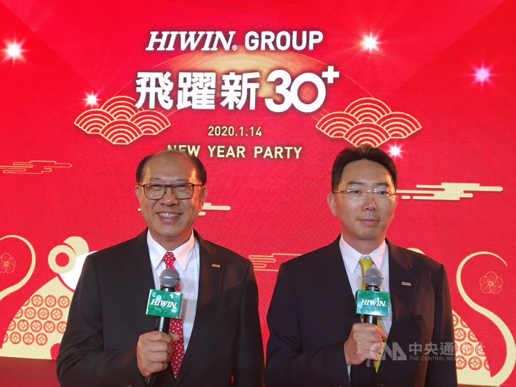 上銀集團14日晚間在台中舉辦聯歡尾牙活動,席開590桌,現金獎總額300萬元,將公布3000多個獎項。圖左為上銀集團總裁卓永財,右為上銀董事長卓文恒。中央社記者鍾榮峰攝 109年1月14日