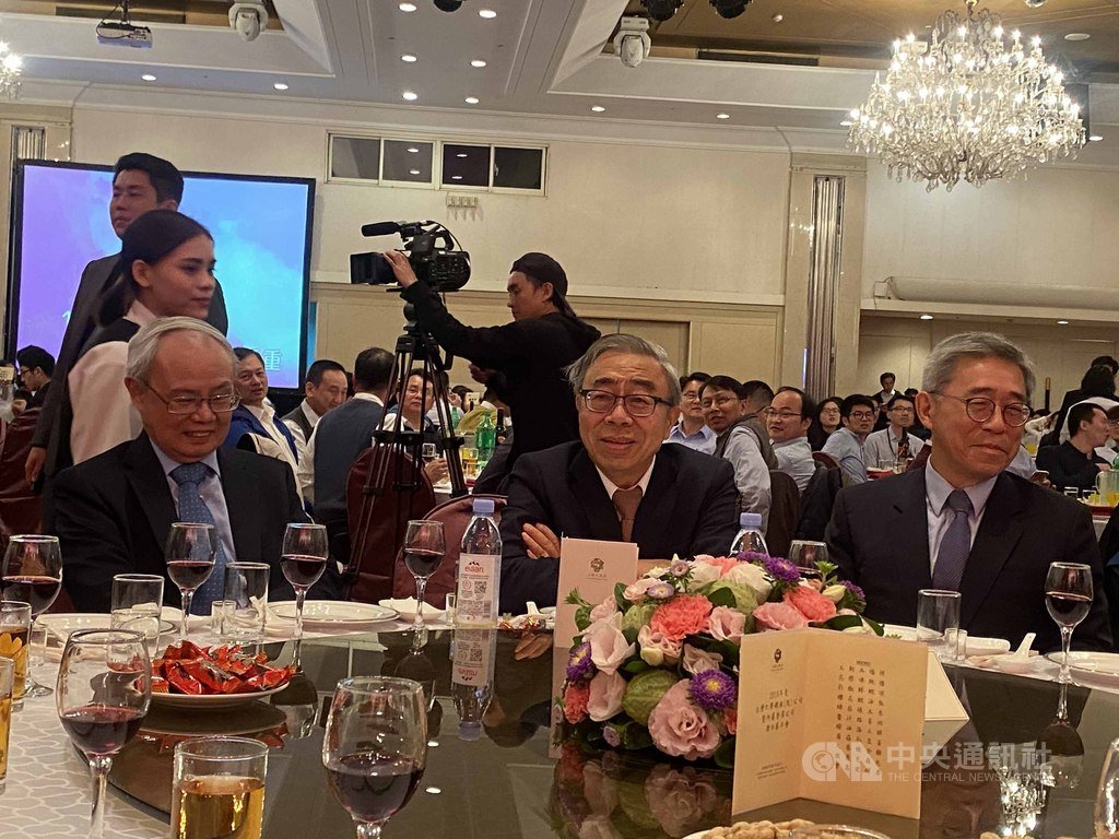 台化14日暮年會,台化副董事長洪福源(左)認為今年環境嚴峻,提三招因應,包括高值化、AI與工安。圖中為台塑集團總裁王文淵、右為管理中心常務委員王文潮中央社記者潘羿菁攝 109年1月14日