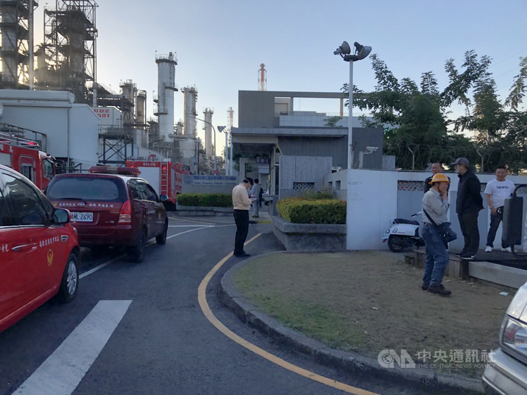 高雄市林園區一家化工廠14日發生火警,火勢延燒近50分鐘撲滅,沒有人員傷亡,但因現場大量粉塵掉落引燃,冒出大量濃煙,環保局人員到場採樣後將依空污法開罰。(警方提供)中央社記者程啟峰高雄傳真 109年1月14日