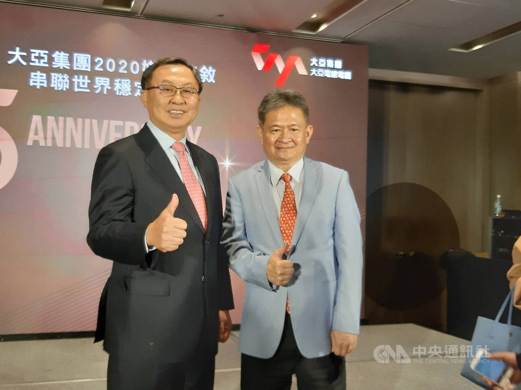大亞電線電纜董事長沈尚弘(左)14日在大亞成立65周年記者會表示,除看好電纜本業,投資太陽能電廠也可望帶來固定收益,盼成為能源串接的領導品牌;右為總經理沈尚宜。中央社記者潘智義攝 109年1月14日