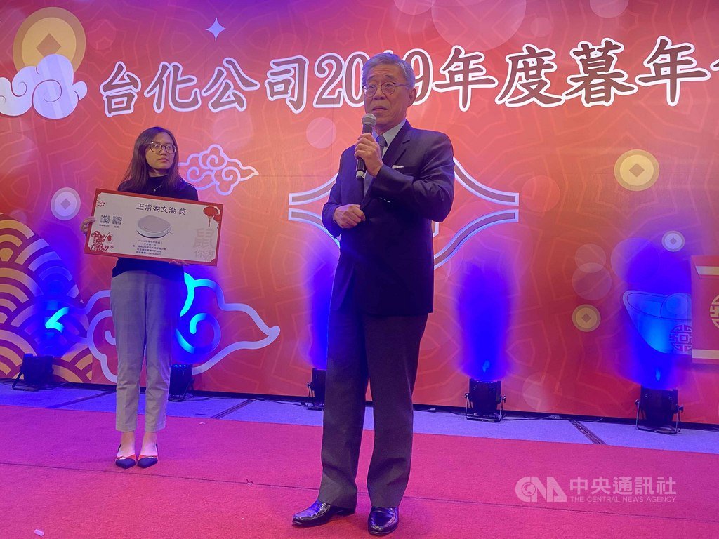 台塑集團管理中心常務委員王文潮14日出席台化暮年會,化身超級業務員,宣傳台塑化轉投資公司福機裝新產品殺菌掃地機器人。中央社記者潘羿菁攝 109年1月14日