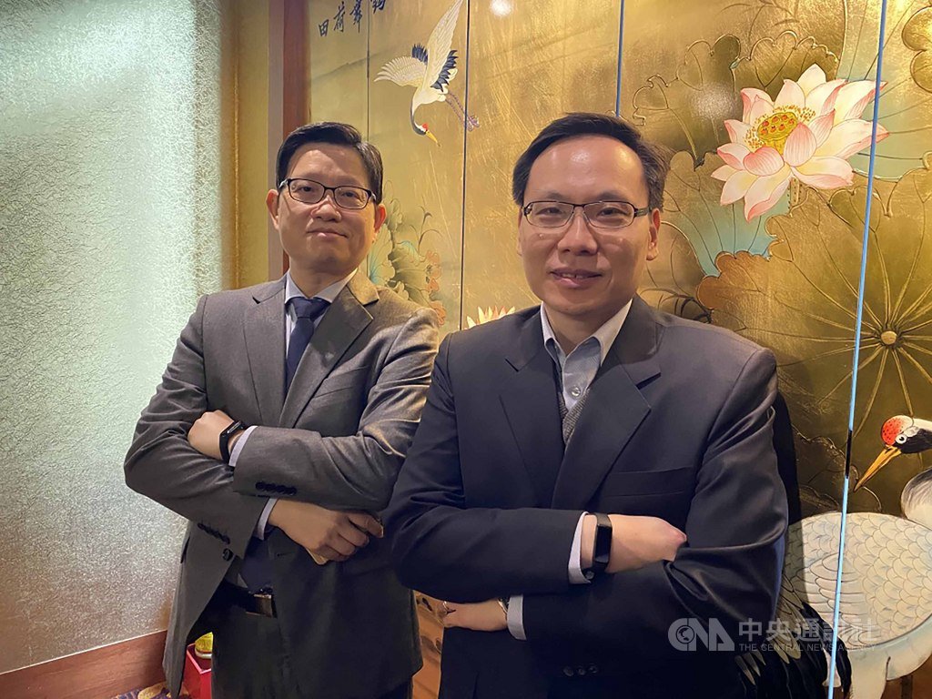 東元集團旗下資訊服務商東捷資訊看好既有客戶逐步導入智慧工廠趨勢,今年物聯網創新事業部營收占比將上看15%至20%。左起為東捷副總經理劉新正、財務長胡力中。中央社記者吳家豪攝 109年1月14日