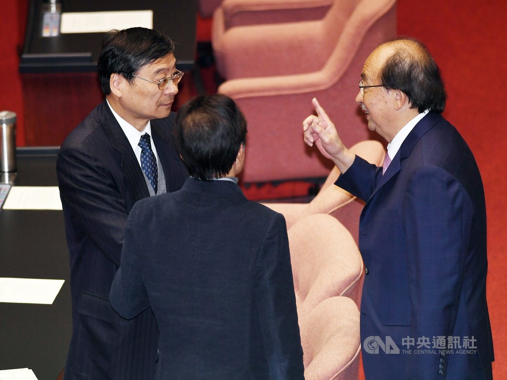 立法院確定14日起至22日召開臨時會,審議109年度中央政府總預算案,民進黨團總召柯建銘(右)與國民黨團總召曾銘宗(左)在14日院會中交換意見。中央社記者施宗暉攝 109年1月14日