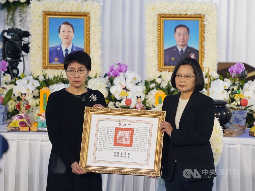 參謀總長沈一鳴上將等8名將士因黑鷹失事殉職,14日上午舉行聯合公奠儀式,總統蔡英文(右)主持追晉、追頒儀式,並頒贈褒揚令,由沈一鳴的妻子(左)代表受領。中央社記者徐肇昌攝 109年1月14日