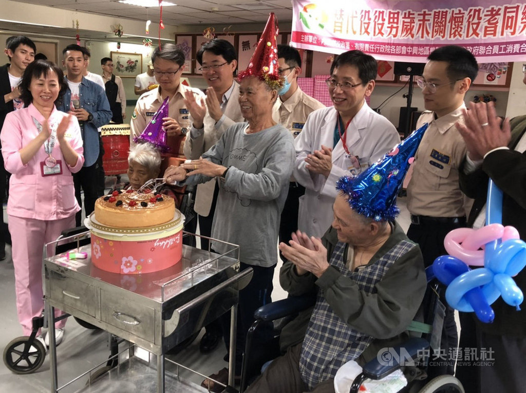 迎接農曆新年,衛生福利部南投醫院14日邀替代役公益大使團為護理之家長輩帶來舞獅、魔術秀等精彩表演,還安排吃蛋糕慶生會(圖),讓長輩們笑開懷。(南投醫院提供)中央社記者蕭博陽南投縣傳真 109年1月14日