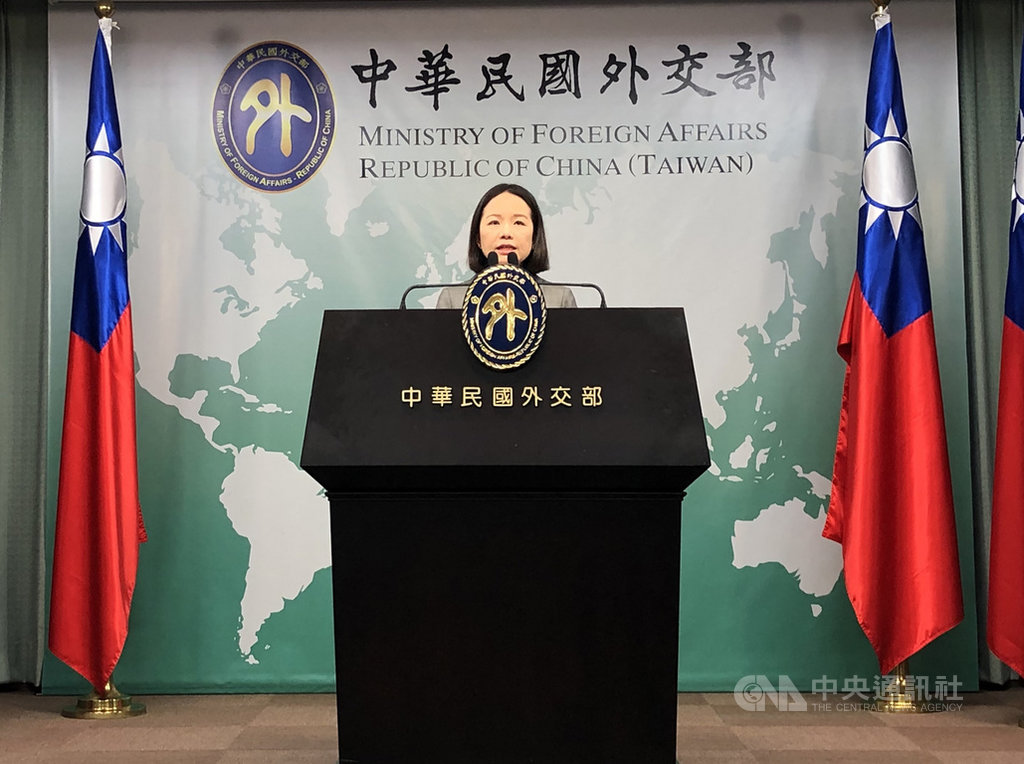 參謀總長沈一鳴上將等8名將士殉職,公奠儀式14日舉行。外交部拉美司副司長劉聿綺表示,宏都拉斯、尼加拉瓜、瓜地馬拉、巴拉圭等國的駐台大使到場致意。中央社記者侯姿瑩攝 109年1月14日