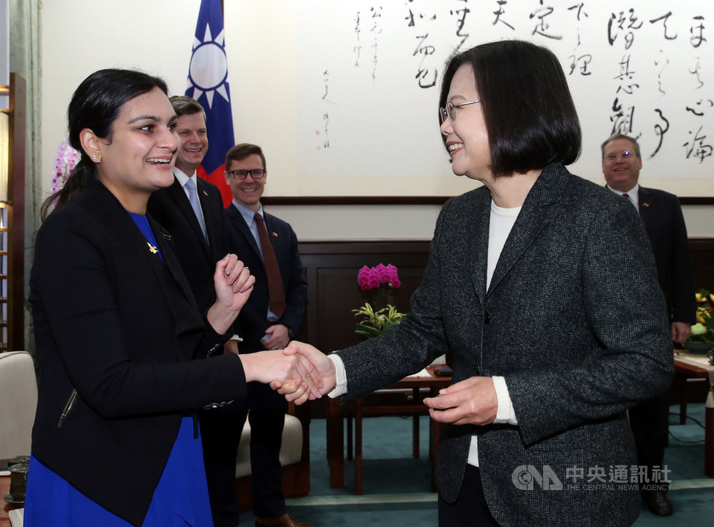 總統蔡英文(前右)14日在總統府接見戰略暨國際研究中心(CSIS)訪問團,與訪團成員握手致意,歡迎他們來訪。中央社記者鄭傑文攝 109年1月14日