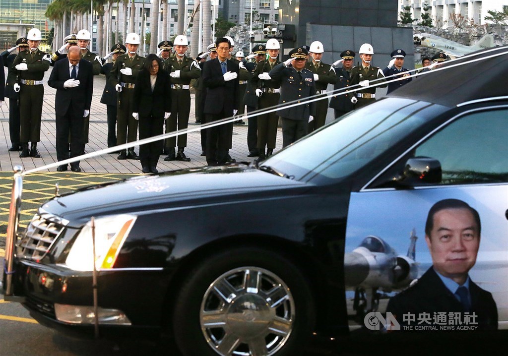黑鷹直升機失事造成參謀總長沈一鳴上將等8人殉職,13日下午繞行台北市區舉行移柩儀式,總統蔡英文(前左2)在國防部前,向移柩車隊鞠躬致敬。中央社記者郭日曉攝 109年1月13日