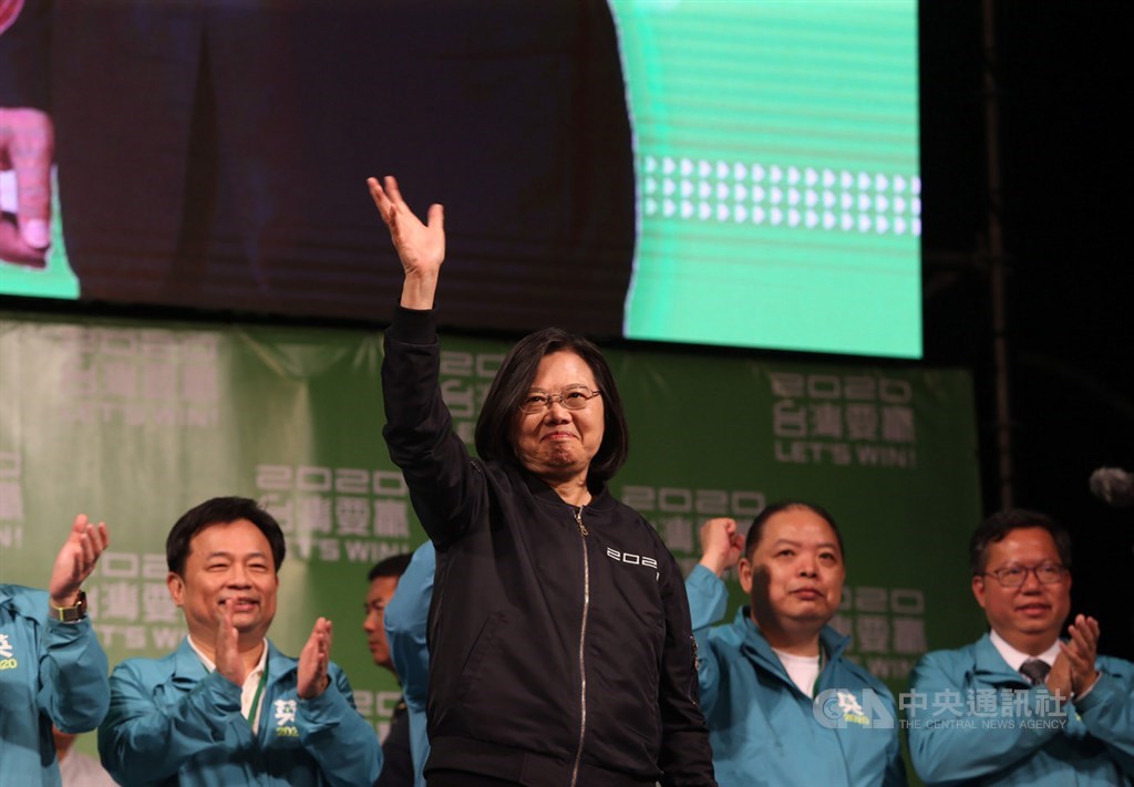 總統蔡英文(前)壓倒性勝選順利連任,華盛頓郵報14日專文分析指習近平的台灣夢幻滅。圖為蔡總統11日勝選後登台,向支持者揮手致意。中央社記者郭日曉攝 109年1月11日