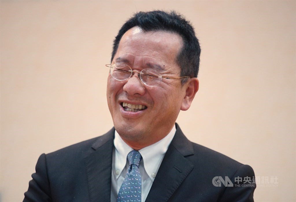 金管會14日下午舉行109年新春記者會,主委顧立雄(圖)受訪時被問到總統蔡英文連任後,是否有被徵詢其他職務,他忍不住笑出來。中央社記者王騰毅攝 109年1月14日