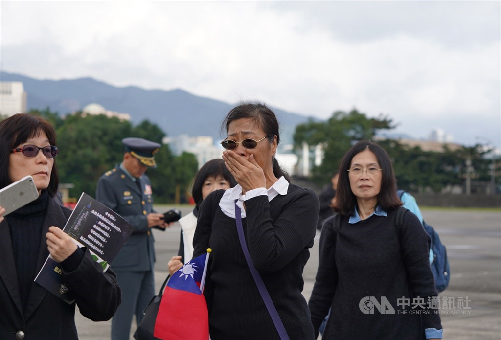 參謀總長沈一鳴上將等8名將士因黑鷹失事殉職,國防部14日上午在空軍松山基地指揮部舉行聯合公奠儀式,許多民眾到場致哀,難掩悲傷情緒。中央社記者徐肇昌攝 109年1月14日