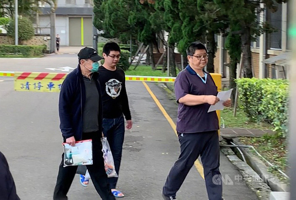 前太電董事長孫道存涉侵占罪被台北地院裁定羈押禁見。台北地院13日改裁定孫道存新台幣3000萬元交保,並限制出境、出海,14日由律師辦理交保手續後,孫道存(左1)於下午4時45分步出台北看守所。中央社記者葉臻攝 109年1月14日