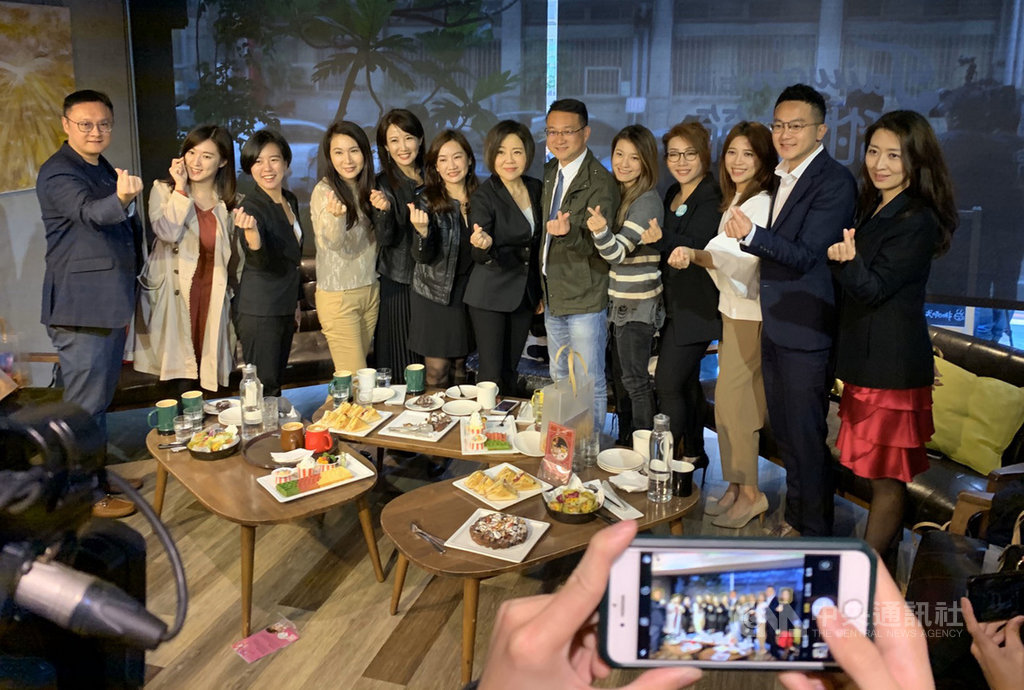 雖然選舉結束但許多民眾情緒仍未平復,宋楚瑜競總發言人于美人(右7)今天邀各陣營發言人齊聚喝咖啡,盼選後社會回歸理性。中央社記者郭建伸攝 109年1月14日