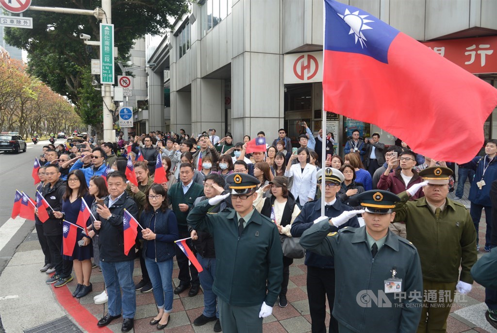 黑鷹殉職將士啟靈車隊14日自空軍松山基地指揮部出發,行經敦化南路前往第二殯儀館火化,沿途民眾與官兵一同向車隊敬禮致意。中央社記者林俊耀攝 109年1月14日