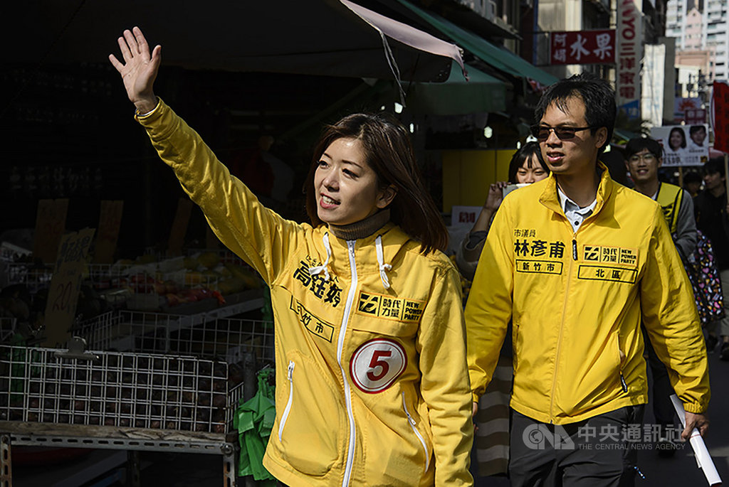 第10屆立委選舉落幕,時代力量新竹市候選人高鈺婷(左)拿下7萬3770票,時力竹市黨部主委林彥甫(右)14日陪同掃街謝票。(時代力量提供)中央社記者郭宣彣傳真 109年1月14日