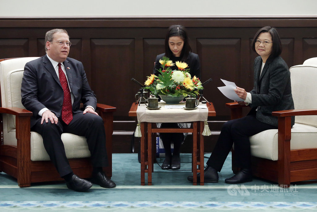 總統蔡英文(右)14日在總統府接見戰略暨國際研究中心(CSIS)訪問團致詞時指出,美國是台灣最重要的戰略夥伴,感謝美國長期的支持,未來台灣也會跟美國繼續強化雙邊夥伴關係。圖左為訪團成員前美國駐港澳總領事唐偉康(Kurt Tong)。中央社記者鄭傑文攝 109年1月14日