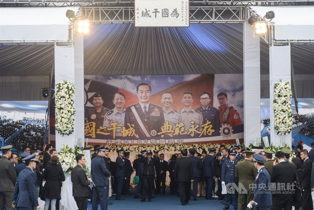 黑鷹直升機失事造成參謀總長沈一鳴上將等8人殉職,14日上午在空軍松山基地指揮部舉辦聯合公祭,許多國軍官兵出席追思,場面肅穆。中央社記者林俊耀攝 109年1月14日